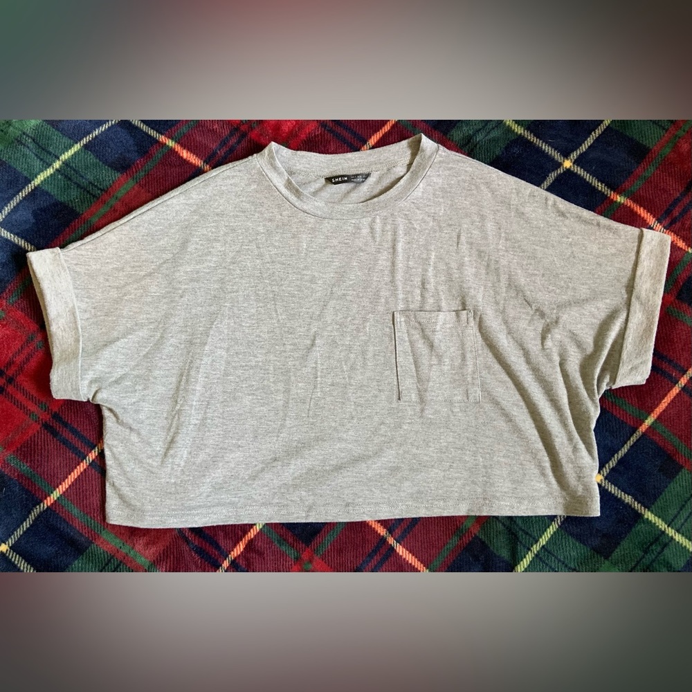 Women’s Cropped Loose T-Shirt!! Great Condition!!